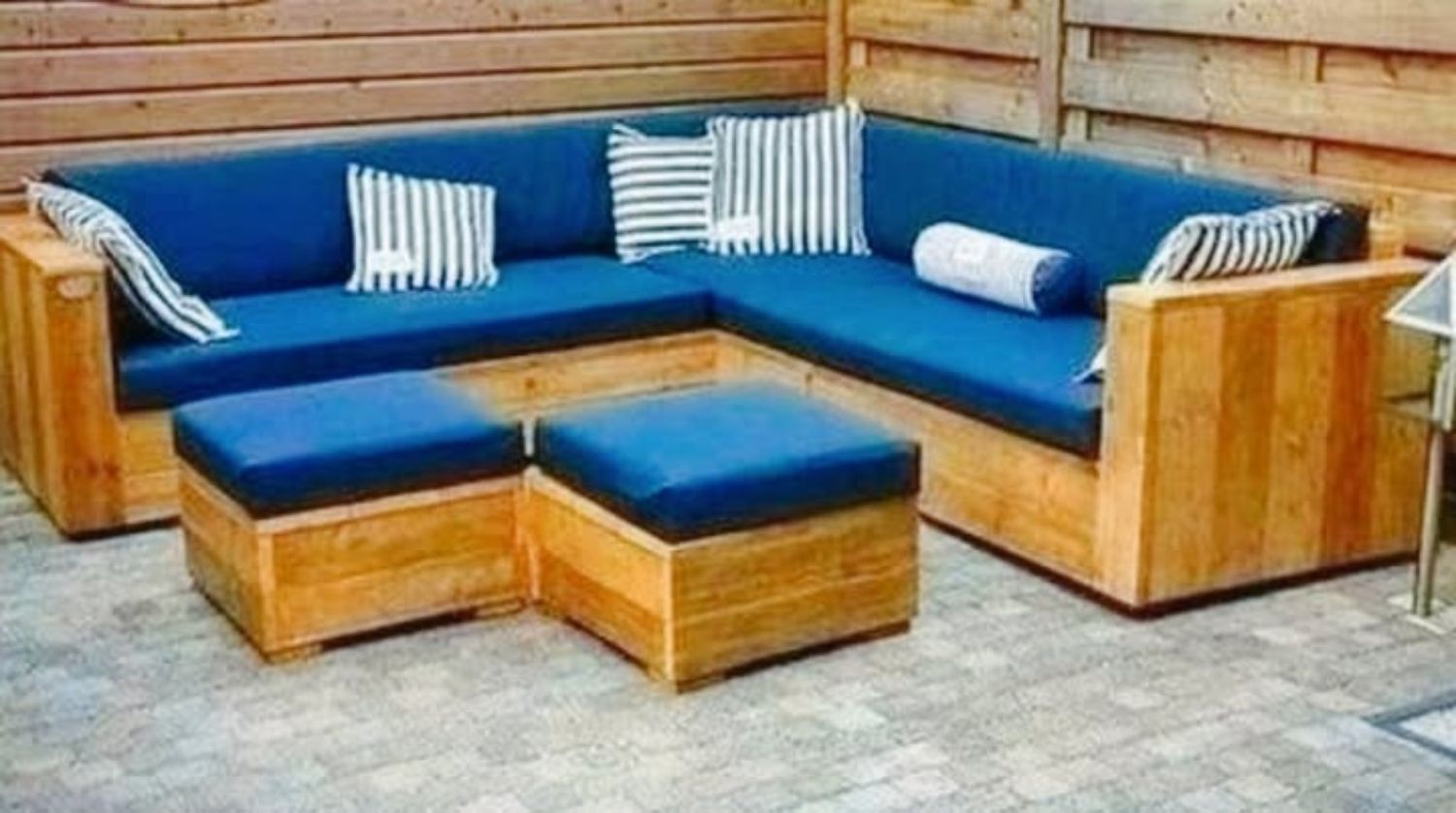 Arredi con cassette e legno di recupero